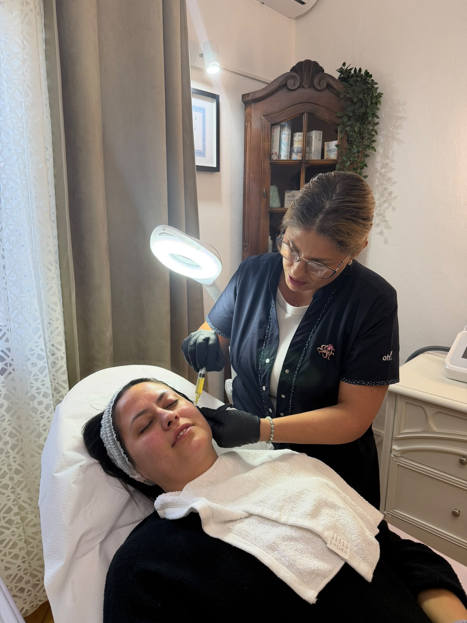 Illustrazione di un trattamento con filler per i volumi del viso — immagine generata con IA